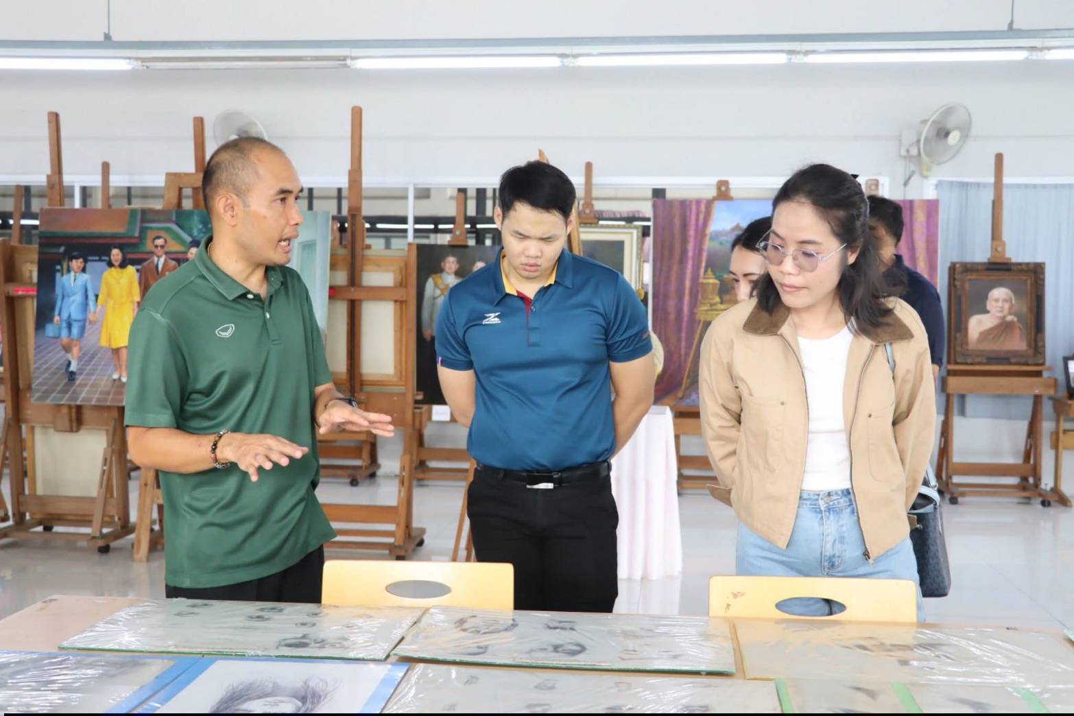 title - ผอ.ศพส. ให้การต้อนรับ คณะนักศึกษาโครงการรัฐประศาสนศาสตรมหาบัณฑิต รุ่นที่ 18 มหาวิทยาลัยรามคำแหง เข้าเยี่ยมชมแผนกฝึกอบรมทั้ง 12 แผนก และพื้นที่ภายในศูนย์ส่งเสริมและพัฒนาอาชีพเสริมนอกภาคการเกษตร